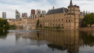 Den Haag, het Binnenhof diverserijksmonumenten met de Hofvijver op de voorgrond Wikimedia commons - Michielverbeek